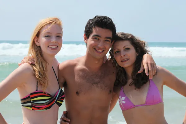 Adolescentes junto al mar —  Fotos de Stock