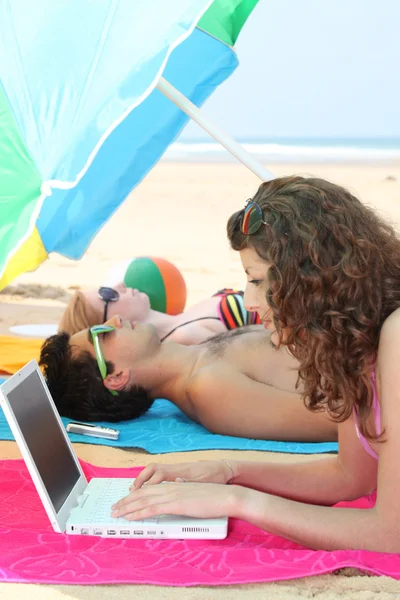 Três amigos adolescentes relaxando na praia — Fotografia de Stock