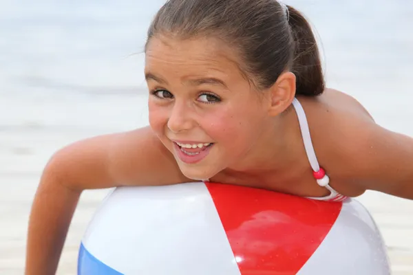 Menina brincando com bola de praia — Fotografia de Stock