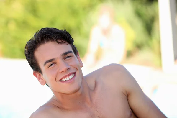 Nastoletni chłopak uśmiechając się — Zdjęcie stockowe