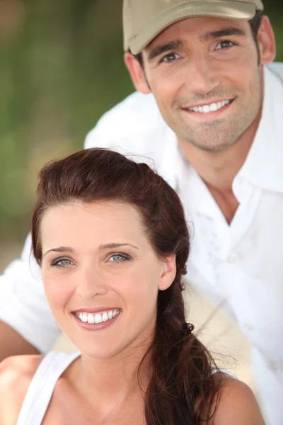 Sorridente coppia all'aperto — Foto Stock
