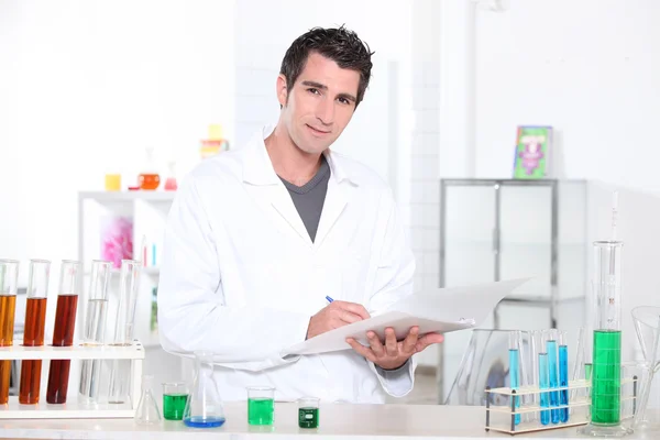 Estudante de química realizando uma série de testes — Fotografia de Stock