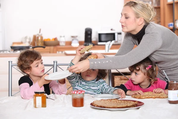 Crianças tomando café da manhã em casa — Fotografia de Stock