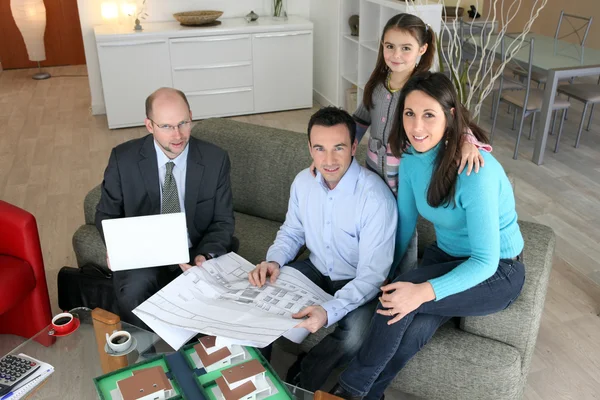 Arquitecto discutiendo un proyecto con una familia joven —  Fotos de Stock