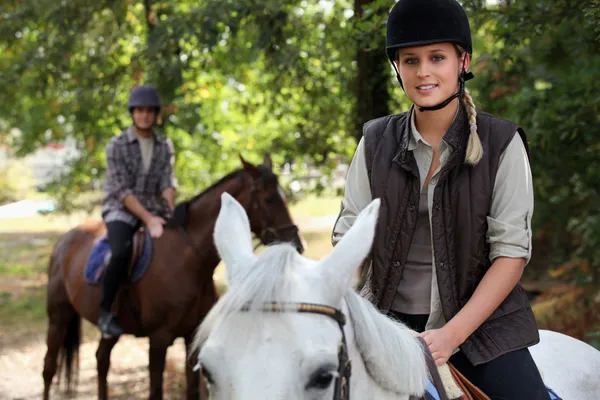 Um casal em um passeio a cavalo . — Fotografia de Stock