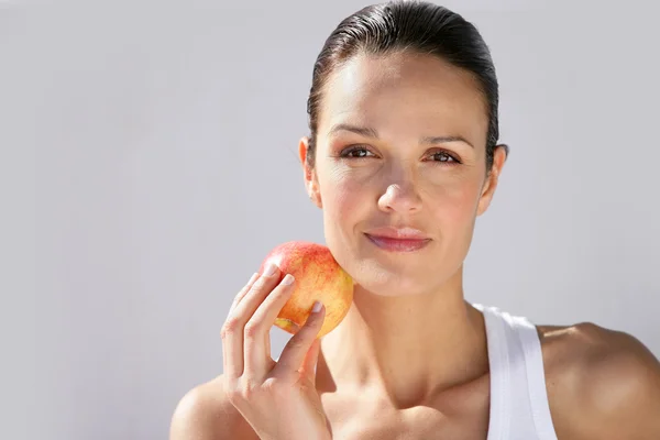 Женщина с яблоком в руке — стоковое фото