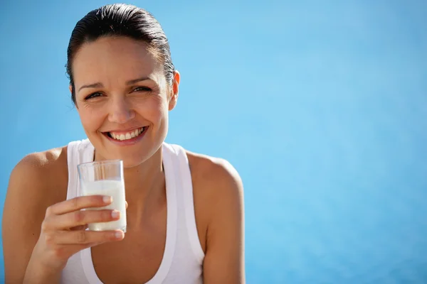 Mulher saudável bebendo um copo de leite — Fotografia de Stock