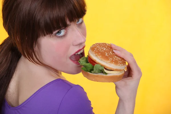 Eszik hamburgert nő — Stock Fotó