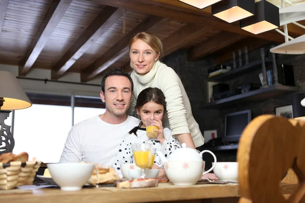 Junge Familie frühstückt — Stockfoto