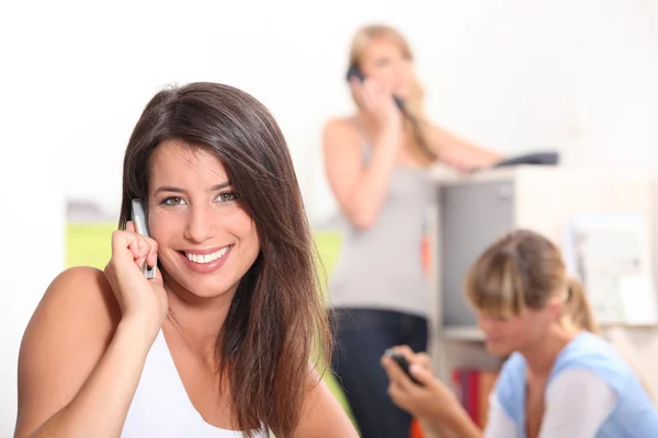 Attraktiv kvinna pratar på sin mobiltelefon — Stockfoto