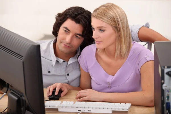 Paar samen te kijken naar een computer — Stockfoto
