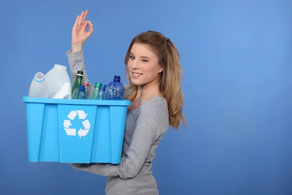 Жінка переробляє пластикові пляшки — стокове фото