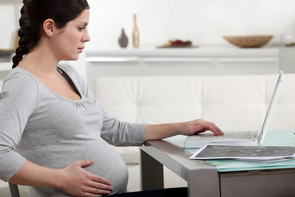 Mujer embarazada investigando en Internet — Foto de Stock