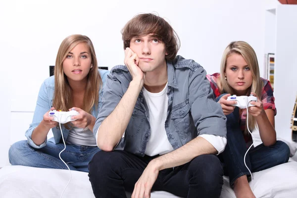 Trois adolescents jouant jeu d'ordinateur — Photo