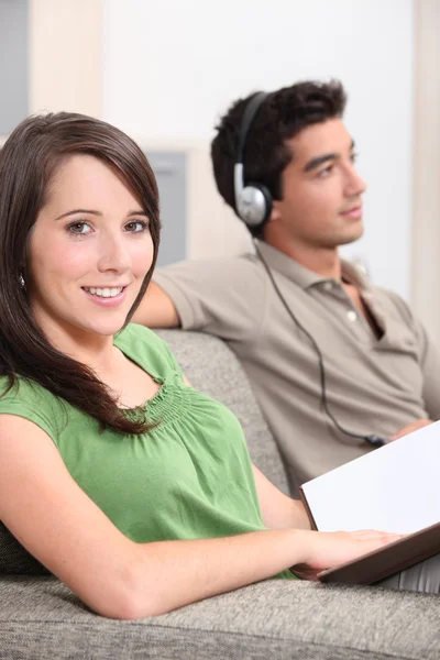 Young couple relaxing at home — Stock Photo, Image