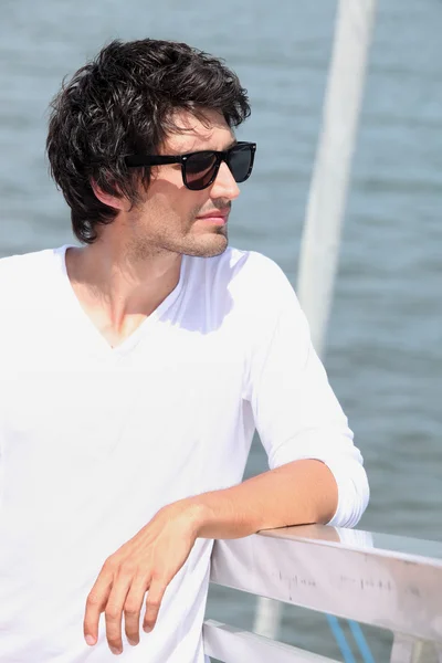 El hombre junto al mar — Foto de Stock