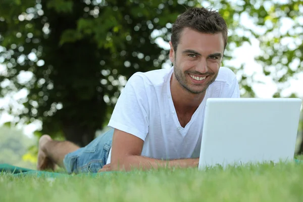Man op laptop buiten — Stockfoto