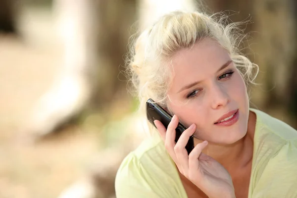 Нейтральная женщина разговаривает по мобильному телефону — стоковое фото