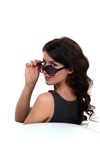 Mulher Morena Usando Óculos Sol Isolados Fundo Branco — Fotografia de Stock