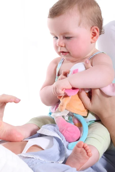 Baby sitter på mammas bröst — Stockfoto
