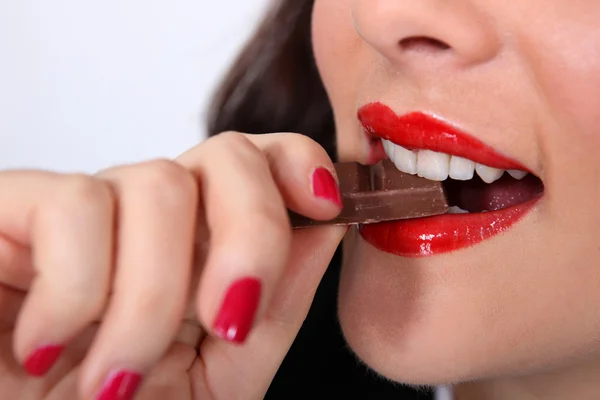 Vrouw die chocolade eet — Stockfoto