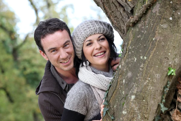 Paar an einem Baum — Stockfoto