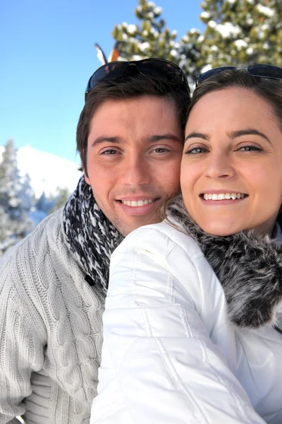 Paar in liefde op het skigebied — Stockfoto