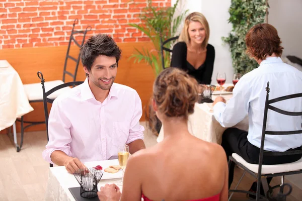 Casais comendo em um restaurante — Fotografia de Stock