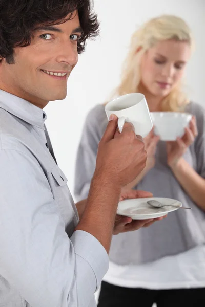 Έννοια του μακιγιάζコーヒーを飲むカップル — ストック写真