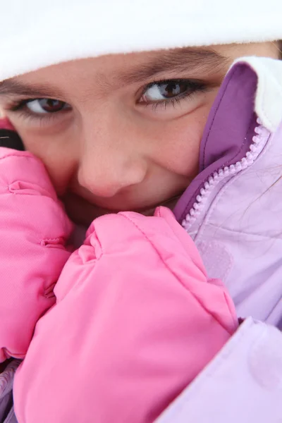 Ung flicka i en snowsuit — Stockfoto