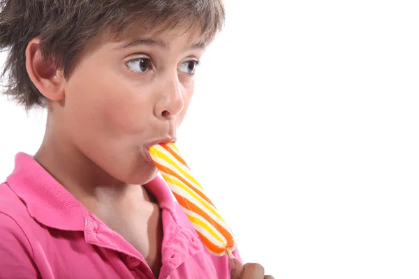 Хлопчик їсть повністю поп — стокове фото