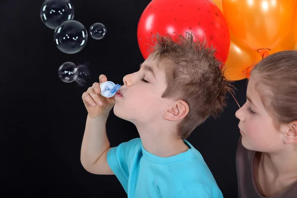 Kids making soap bubbles — Stock Photo, Image