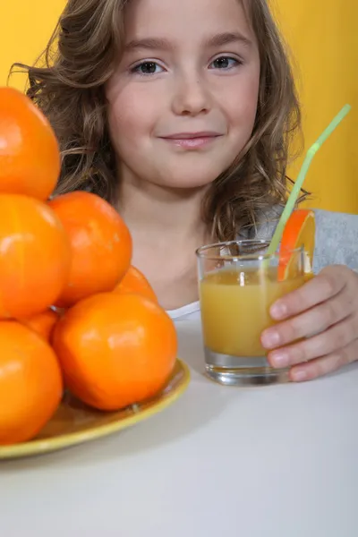Κοριτσάκι που πίνει χυμό πορτοκάλι. — Φωτογραφία Αρχείου