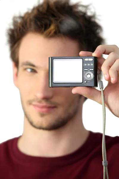 若い男が保持しているデジタル カメラ — ストック写真