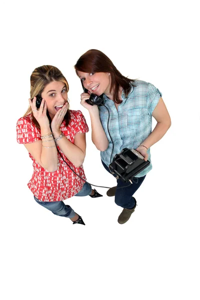Девушки играют со старым телефоном — стоковое фото