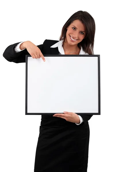 Mosolygó üzleti nő egy üres tábla szöveg vagy a kép kész — Stock Fotó