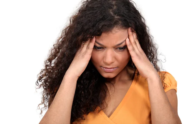 Mujer que sufre de un dolor de cabeza pulsátil — Foto de Stock