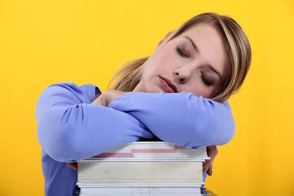 Student in slaap op haar boeken — Stockfoto