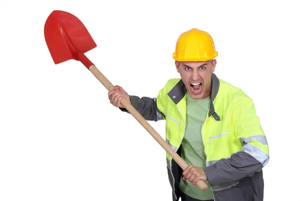 Obrero de la construcción enojado sosteniendo pala — Foto de Stock