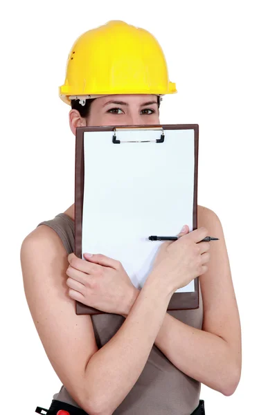 Trabalhadora da construção feminina com uma área de transferência deixada em branco para sua mensagem — Fotografia de Stock