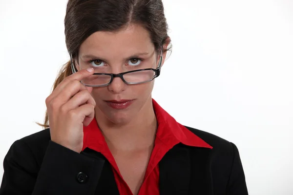 Uważny kobieta wpatrując się w jej okulary — Zdjęcie stockowe