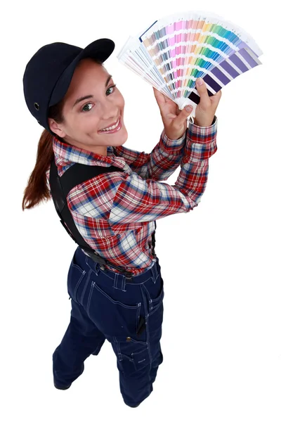 Жінка тримає кольорові зразки фарби — стокове фото