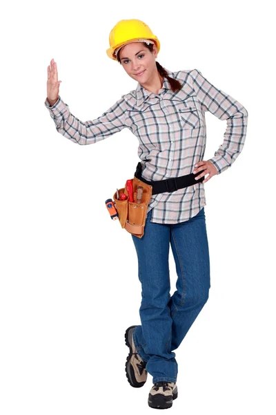 En kvinnlig byggnadsarbetare som ger en hög fem. — Stockfoto