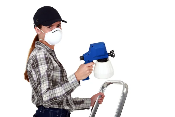 A female painter using a spray gun. — Stock Photo, Image
