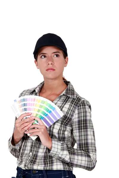 Pintora femenina sosteniendo cartas de colores —  Fotos de Stock