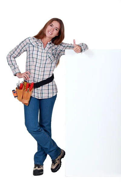 Trabalhadora da construção feminina com uma placa em branco — Fotografia de Stock