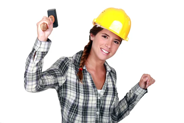 Mujer feliz trabajador sosteniendo martillo —  Fotos de Stock