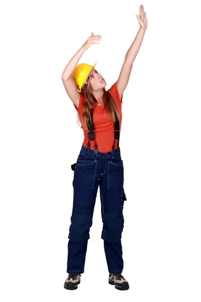 Een vrouwelijke bouwvakker gebaren. — Stockfoto
