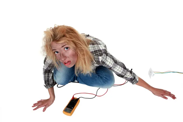 Mulher tendo tido um choque elétrico — Fotografia de Stock