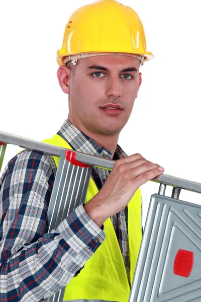 Mann trägt Leiter — Stockfoto